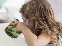 正值秋季，小孩子要多喝水拒絕含糖飲料